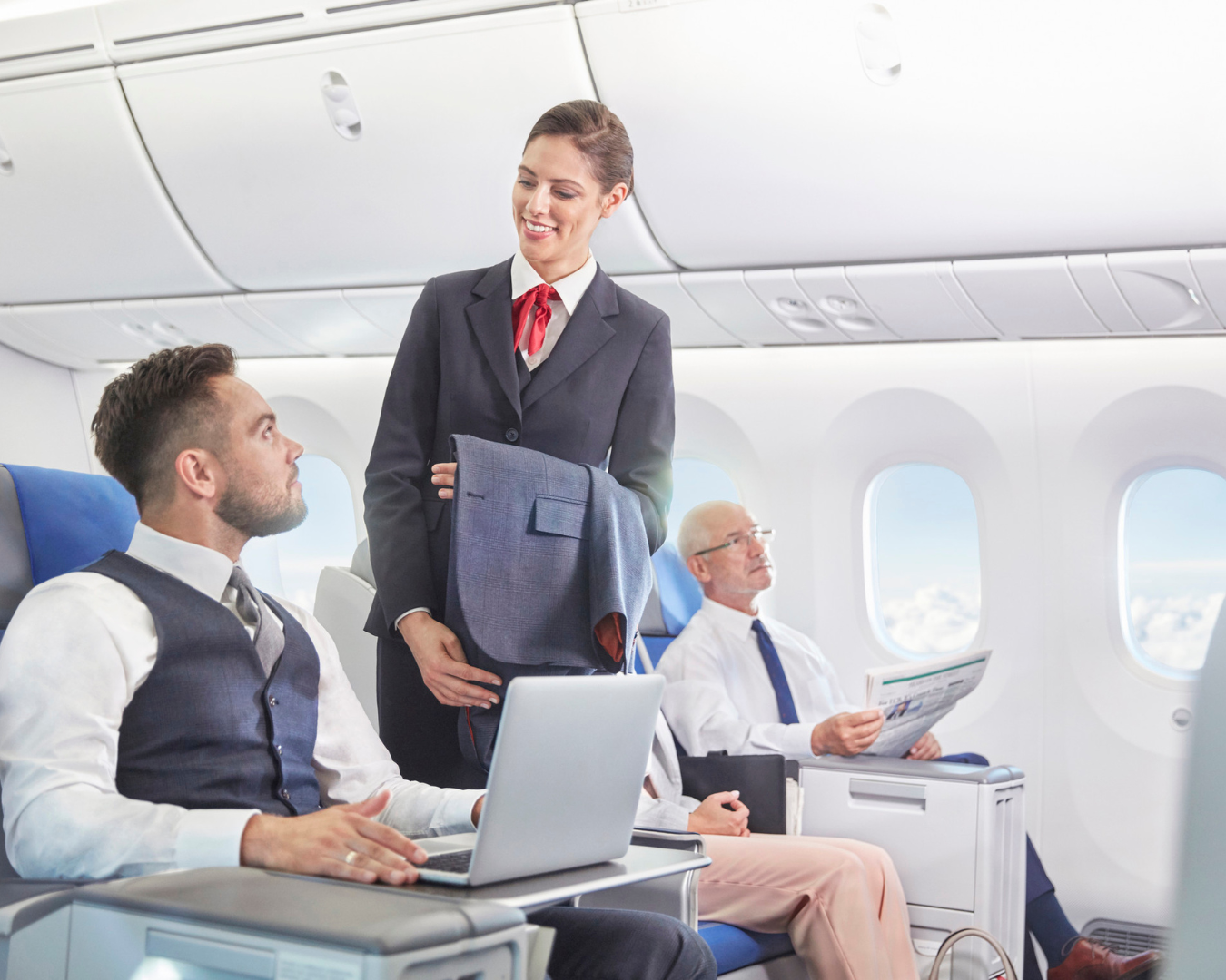 quanto ganham os assistentes de bordo?